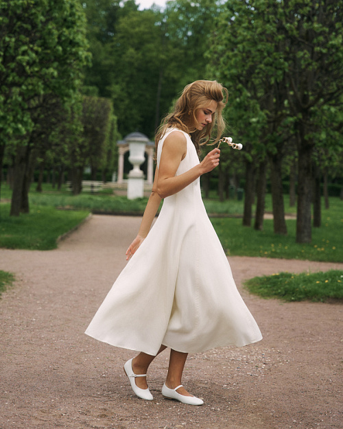 Приталенное платье без рукавов с юбкой солнце, из тенселя, белый