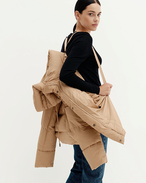 Пуховик с капюшоном и карманами на резинке, бежевый