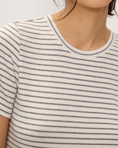 Футболка в полоску приталенного кроя, из тенселя, молочный в полоску