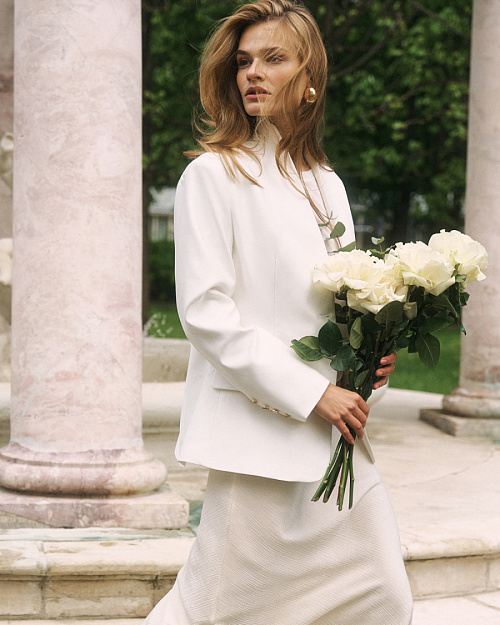 Однобортный приталенный жакет без лацканов, с акцентными пуговицами, белый