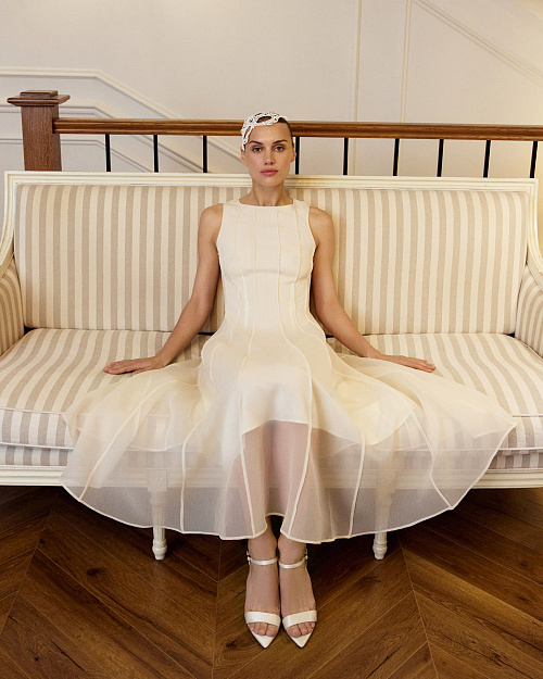 Воздушное приталенное платье из вуали, молочный