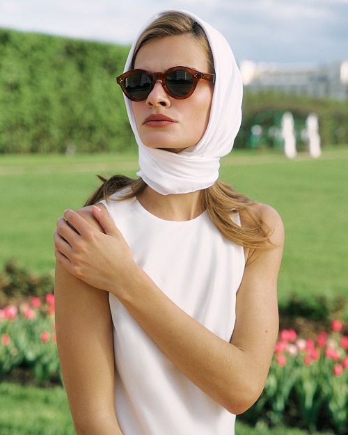 Длинное платье полуприталенного кроя без рукавов, из тенселя, белый