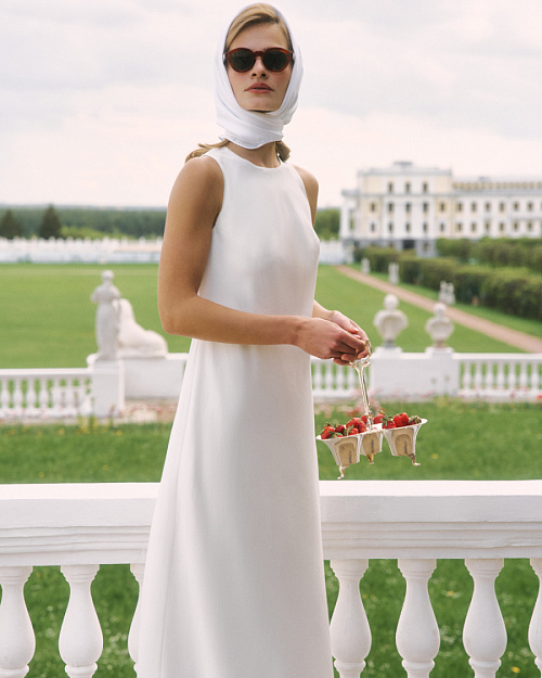 Длинное платье полуприталенного кроя без рукавов, из тенселя, белый